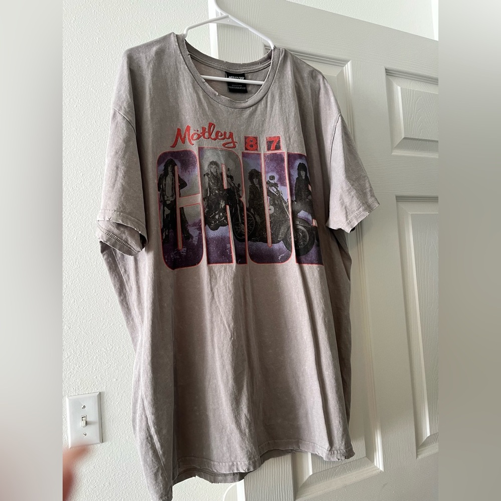 Oversized Gray Motley Crue Graphic T-Shirt